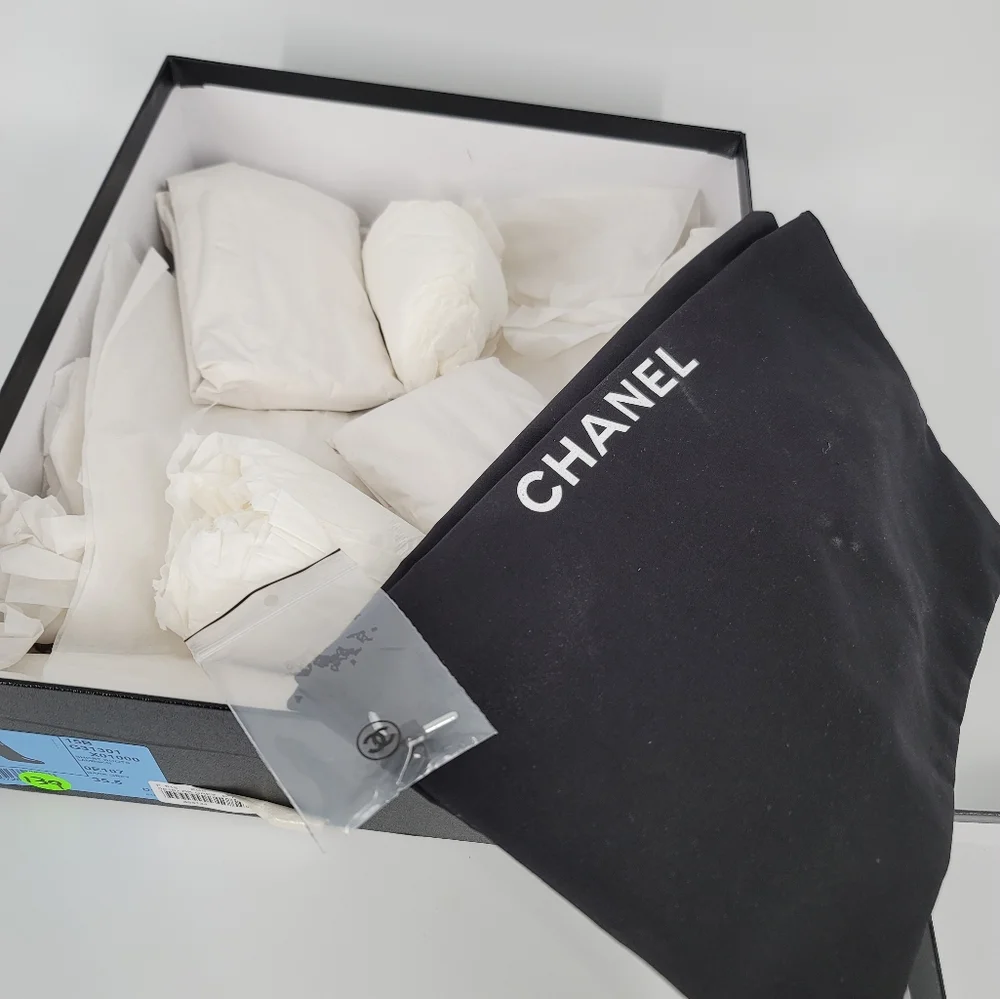 CHANEL preowned very
